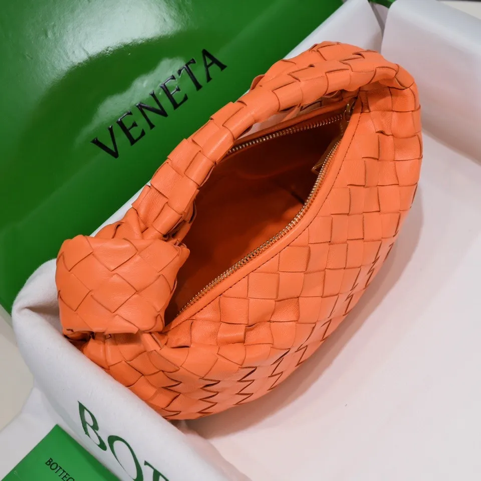 Batch 1120 BV Bottega Veneta's new early spring women's MINI JODIE handbag BV bag 🔥The new method is based on the original rounded corners, knotted with classic woven leather round hobo bag, The most iconic triangular pull-out design, using sheepskin draped soft shape, is super suitable for concave shapes~ Jodie feels really gentle to people, and is definitely the best item for daily matching. It has the same weave, new elements and twists, is compact and versatile, and is the new favorite of street style Internet celebrities! Dimensions: 23x28x8 Model: 6699-1